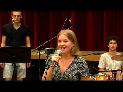 Erster Schultag 2020 - Der Auftritt der Musiklehrer-Band wird in die Klassenzimmer gestreamt!