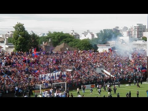 "Tigre campeón y delirio de la gente en Saavedra - 27/11/2004 - En tu cara y en tu cancha" Barra: La Barra Del Matador &bull; Club: Tigre