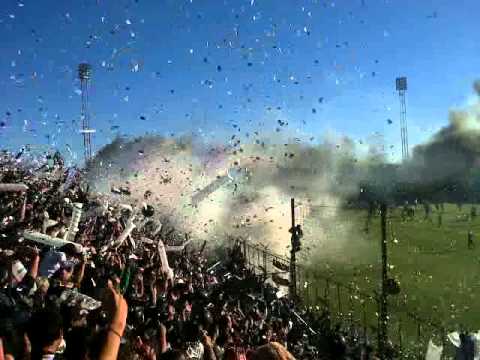 "Recibimiento de for ever vs. juventud (final2012) Arg B" Barra: Los Negritos &bull; Club: Chaco For Ever