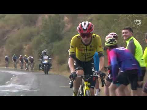 LaVuelta25. Etapa 9. Alfaro - Valdezcaray. Subida a Valdezcaray con la moto de cabeza de carrera.