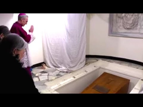 Papst Benedikt XVI Benedetto Joseph Ratzinger wird in die Grabstelle der Vatikan-Krypta eingelassen