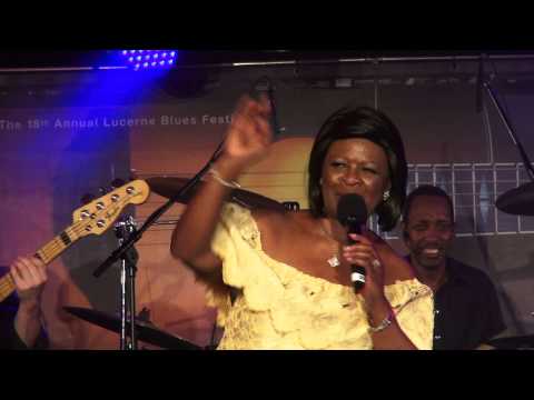 Irma Thomas - "Wish Someone Would Care" y final de actuación [Lucerna 16/11/2012]