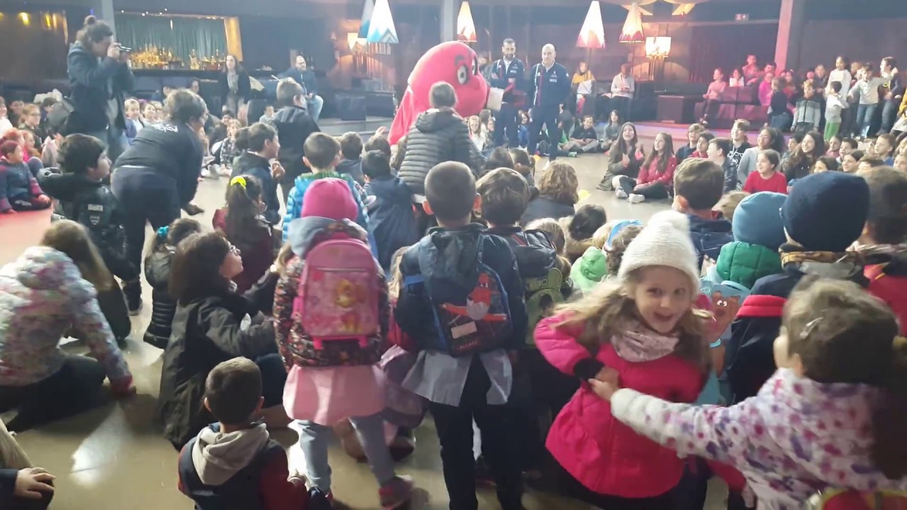 Bambini in festa tra foto e abbracci con il Gabibbo