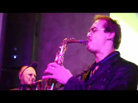 Лысый прется от саксофониста!