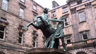 preview picture of video 'Alexander Taming Bucephalus Statue City Chambers Edinburgh Scotland'