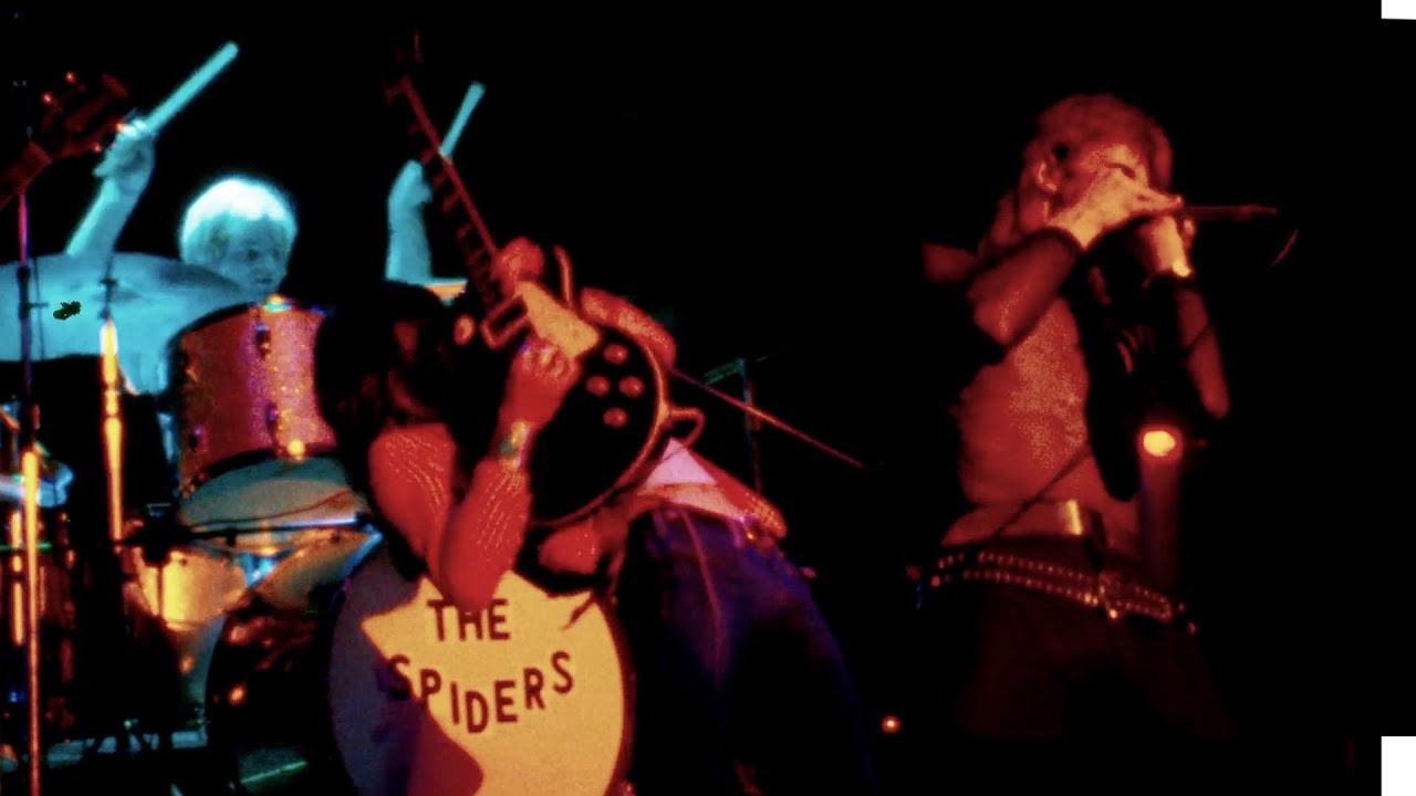 David Bowie | feat. Jeff Beck | The Jean Genie-Love Me Do Excerpt | Hammersmith Odeon | 3 July 1973 - YouTube