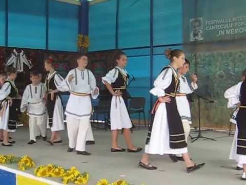 22 - Festivalul folcloric Vasile Contiu - Formatia de copii din Raciu - Joc de pe Mures - MVI 4306