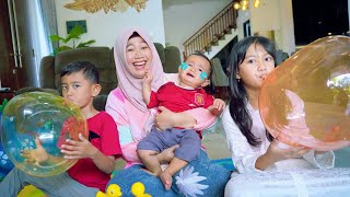 Download lagu AZAM NANGIS 😭 KAKAK AJAK MAIN BALON TIUP JUMBO | Salsa and Family mp3