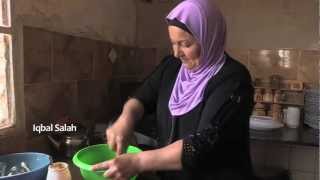 preview picture of video 'Iqbal Salah makes hummus the traditional Palestinian way'