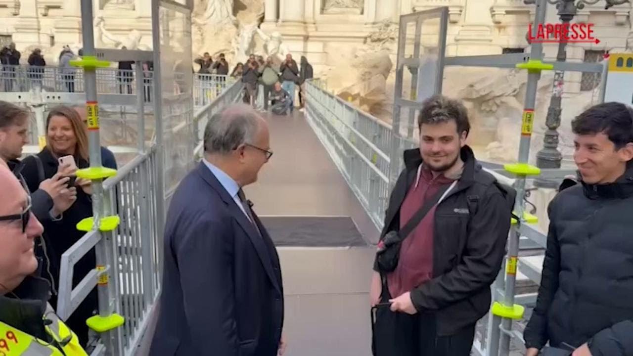 Roma, inaugurata la passerella di Fontana di Trevi. Il sindaco Gualtieri: "Da qui prospettiva unica"