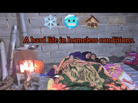 Eine obdachlose Frau fror die ganze Nacht in einer unfertigen Hütte. ❄️🥶🏚️
