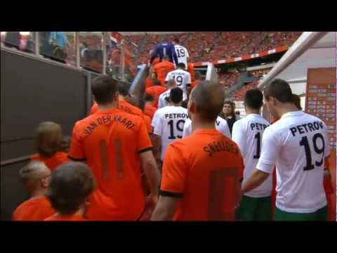 Oranje en Bulgarije betreden het veld
