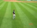 Fanático atrapa pelota de béisbol con su vaso