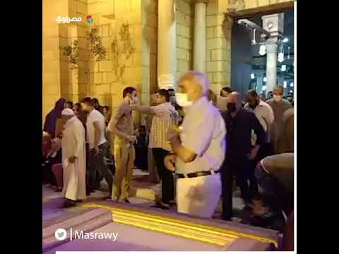 خروج المصلين من جامع عمرو بن العاص بعد تأدية صلاة تراويح الليلة الأخيرة من رمضان