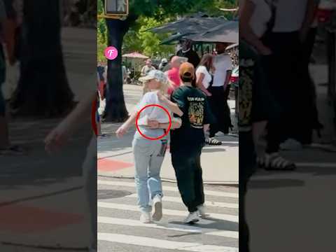 Kindness 🤝 on the Street: A Silent Plea for Help #kindness #streethelp #shorts