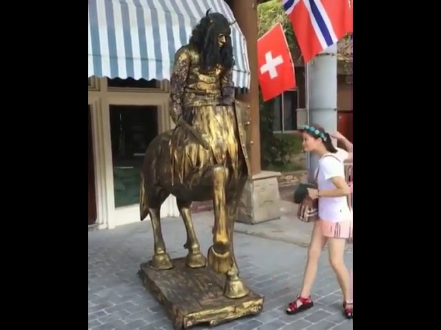 Хотела ударить статую, а тут такое