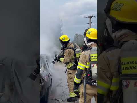Incendio de un automóvil sobre la Ruta 5 en Villa Ciudad de América