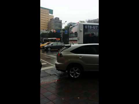 Condições de trânsito da estrada leste de Taiwan Taipei City Zhongshan District Nanjing East