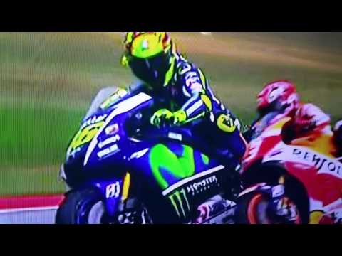 ROSSI BUTTA FUORI MARQUEZ CON UN CALCIO