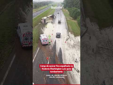 CARGA DE AÇÚCAR FICA ESPALHADA NA RODOVIA WASHINGTON LUÍS APÓS TOMBAMENTO