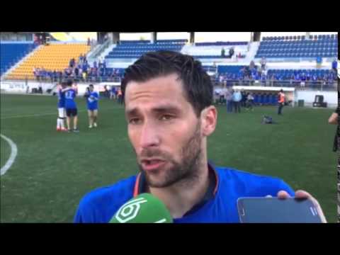 David Fernández habla del ascenso sobre el césped del Carranza