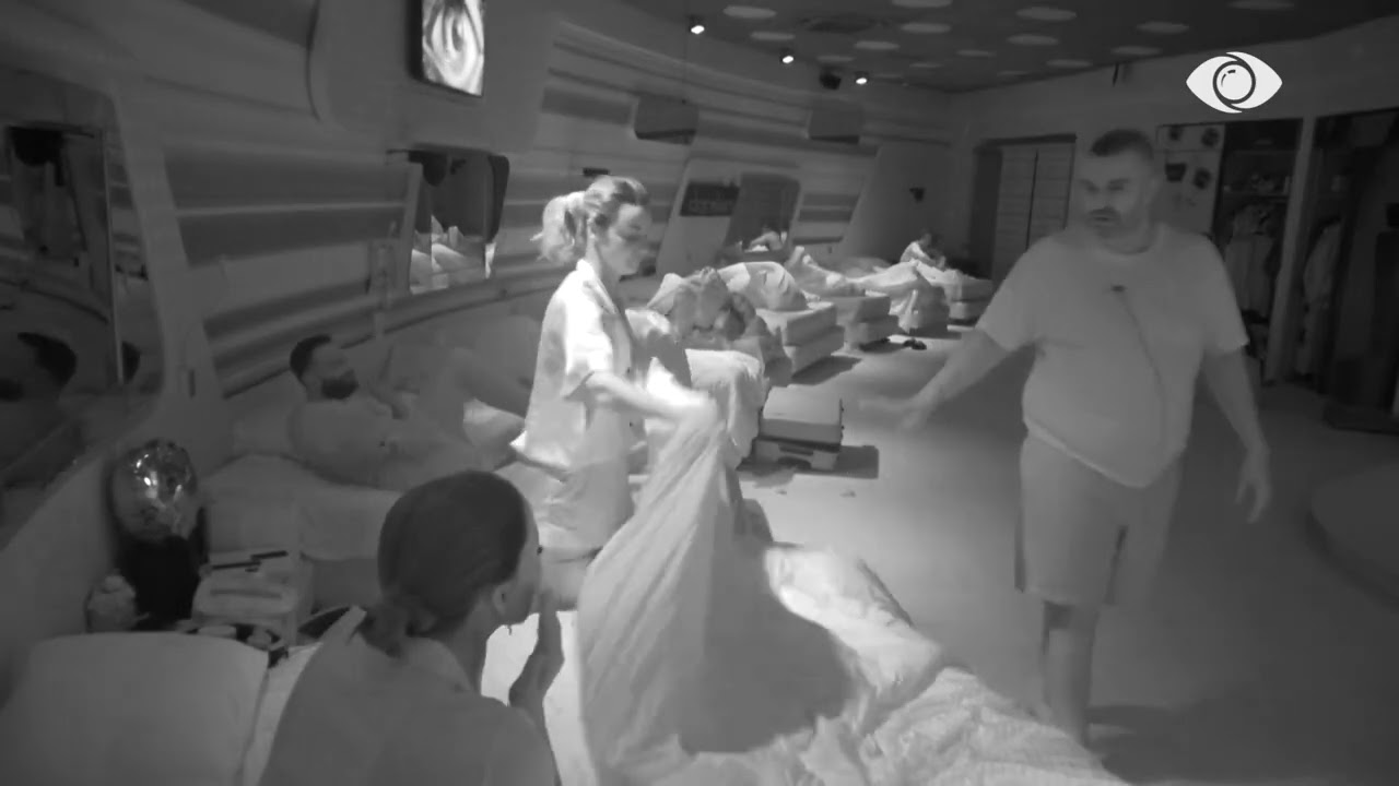 Rogerti i lë buqetën e luleve Baby G te krevati, banorja e prish buqetën dhe e hedh sipër krevatit të tij