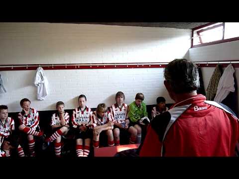 23 apr 2011 - Groote Lindt D2-Alblasserdam - trainer instrueert voor de kampioenswedstrijd