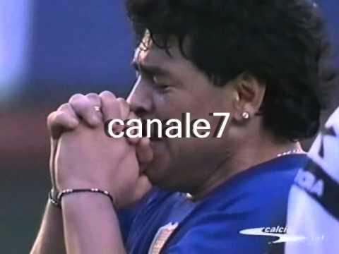 La commozione di Diego Armando Maradona nel corso dell'amichevole per il suo addio al calcio