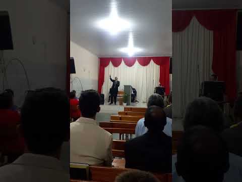 pastor Silvio louvando na IPDA  nova Resende mg.