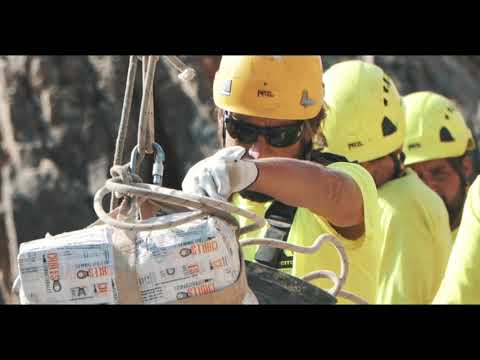 Puente colgante de El Saltillo. Retoques finales. Etapa 7 de la Gran Senda de Mlaga (GR 249)