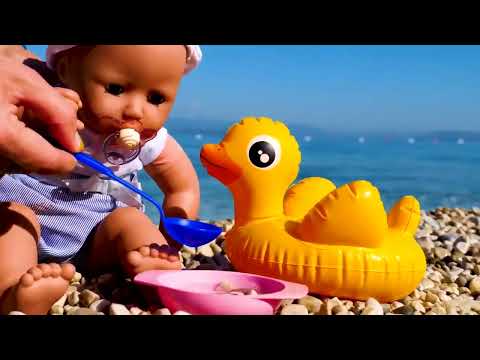 Jeux de sable avec Bébé Annabelle. Vidéos pour enfants