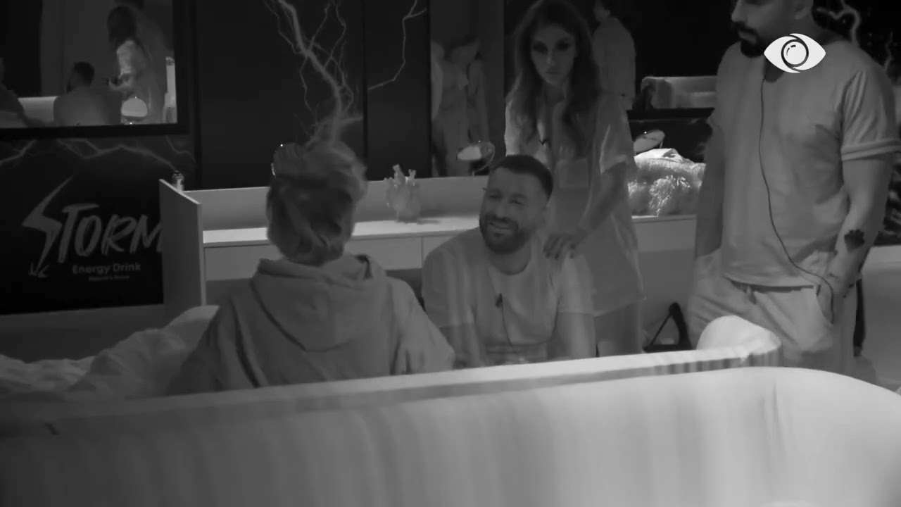 Ku u rehabilitova?”/ Kelly gjuan Vserlon me jastëk: O buçi, çfarë ka çuni?