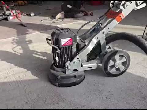 Betonschleifmaschine Husqvarna PG280 beim Abschleifen von Fliesenkleber
