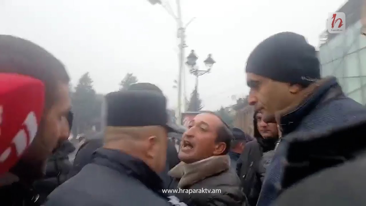 Նիկոլի հետույքը պահելու համար տարան. քաղաքացուն ոստիկանները տարան