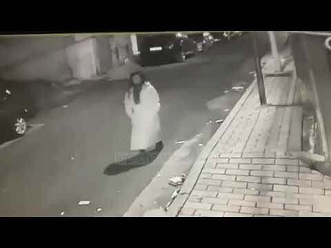 Top Channel/ Vajza shëtit natën me thikë në dorë. Lezhë, pamjet nga kamerat e sigurisë