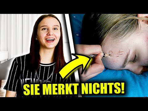Schwester im SCHLAF heimlich ANMALEN ! 😴 (Prank) - Celina