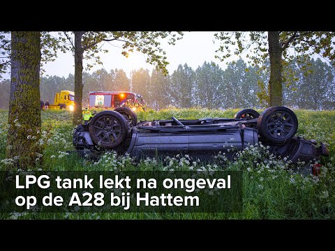 LPG tank lekt na ongeval met auto over de kop op de A28 bij Hattem - ©StefanVerkerk.nl