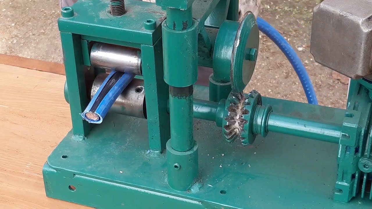Making money stripping copper wire with electric wire stripper machine, spelacavi per rame fai da te