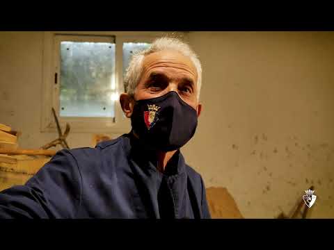 Escudo de Osasuna tallado en madera