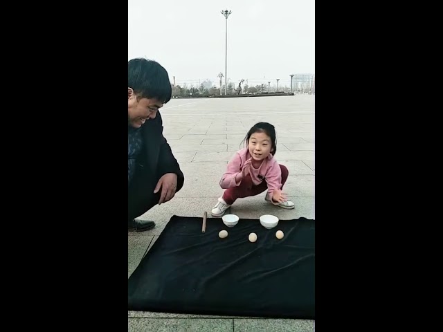 Юная фокусница показывает свои таланты