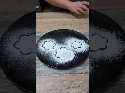 Decoración con azúcar glass y cacao