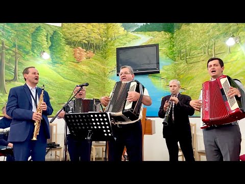 Cantati cu toti va bucurati putin a mai ramas