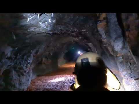Altbergbau Befahrung extrem einer stark verokerten abgesoffenen Hauptförderstrecke  im Erzbergbau