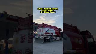 Download lagu Nunggu konser, Ora. Wong Jember saiki baris rapih nunggu truk tangki bensin teko mp3