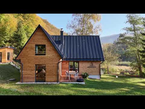 Moderná chata na brehu rieky Poprad, obklopená lesmi Ľubovnianskej vrchoviny.