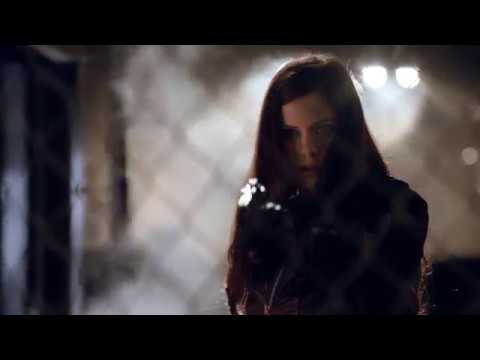 Arrow 1x08 - Oliver Stops Helena From Killing the Leader of The Triad