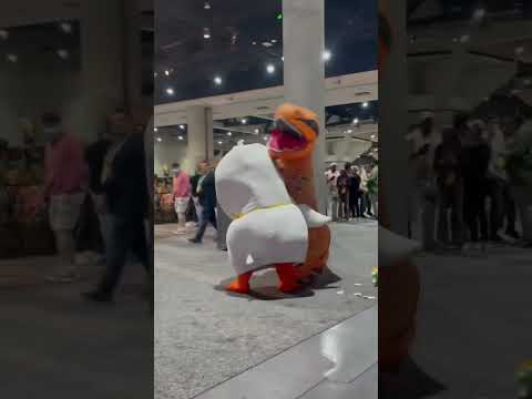 #dinosaur #goosegooseduck #twitch #twitchcon #twitchtv #convention #comiccon #fight #inflatables
