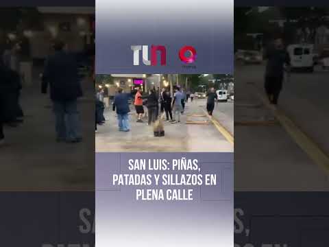 San Luis: piñas, patadas y sillazos en plena calle