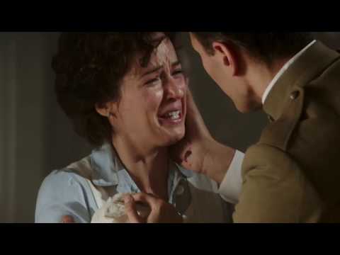 Luis encuentra a Pilar desolada entre los escombros - Tiempos de Guerra