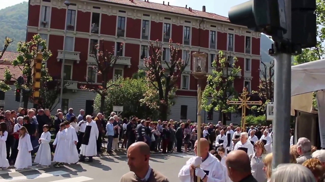 La processione del venerdi’ santo a Como: grande folla